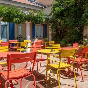 De La Fontaine Hotel
